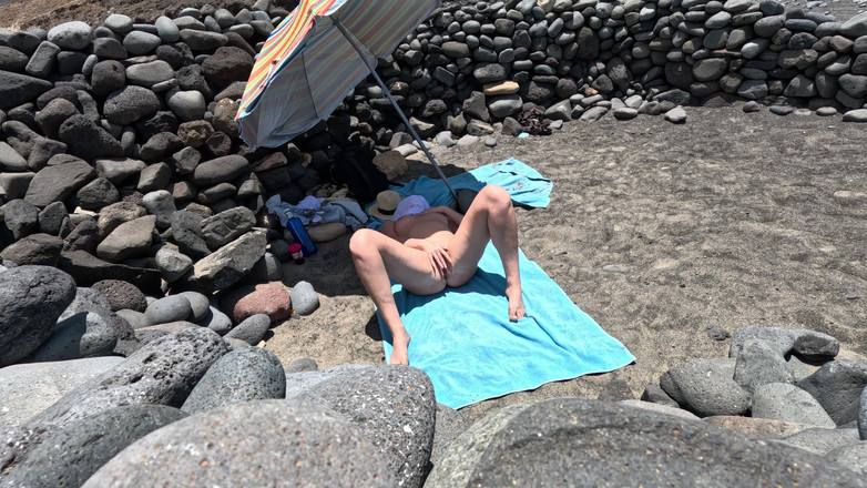 Emma Voyeur: 彼はビーチで裸の女の子を見てオナニーを始めました