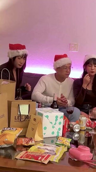 Modelmedia Asia: una fiesta de sexo grupal ruidosa en nochebuena