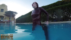 Fem Latex: 야외에서 굽히는 에로틱한 왜곡