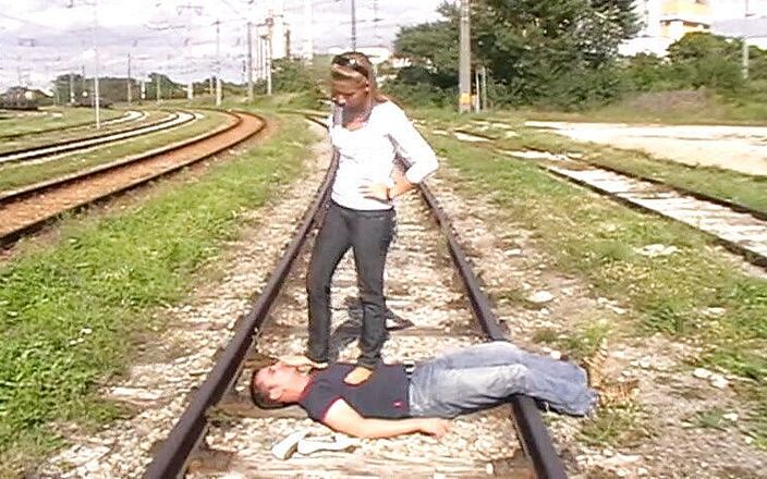Femdom Austria: Deptanie torów kolejowych