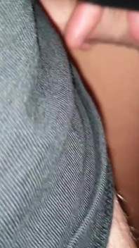 Sborro nelle mutandine della mia sorellastra mentre i genitori non sono a casa