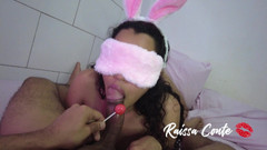 Raissa Conte: 淫荡女孩舔鸡巴和棒棒糖蒙住眼睛