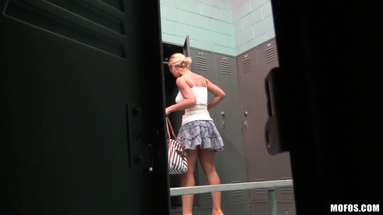 Pervs on Patrol: Pervs on patrol - Nicole Aniston สาวผมบลอนด์ทํากางเกง Chris ตกในห้องล็อกเกอร์เพื่อเย็ดสด