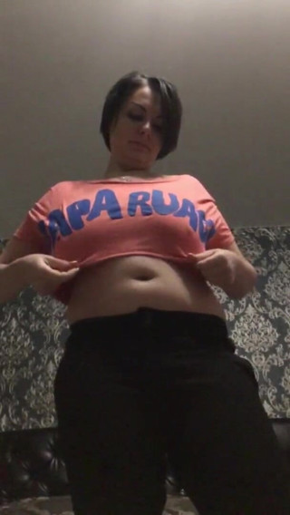 Sexy Milf: Сисечки хотят выйти из футболки! Свобода до сисесек!