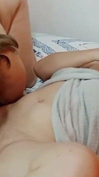 巨乳のブロンドの女の子は、義理の妹のマンコを舐めるのが好きです