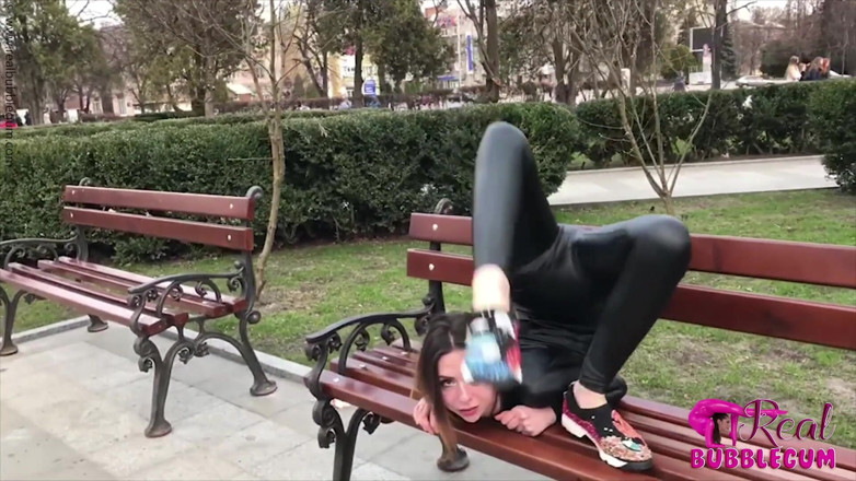 Flexilady: Tonåring student i parken utomhus