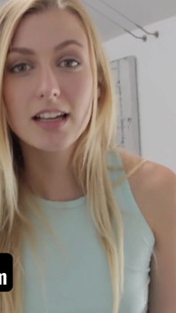 Sislovesme - un étalon chanceux surpris une bombasse blonde excitée en train de se caresser la chatte et de la baiser à la place