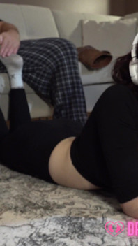 Le footjob accidentel de Bella - (filles de rêve en chaussettes)