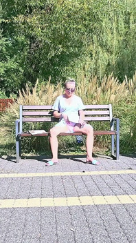 Relax sulla panchina (masturbazione discreta)
