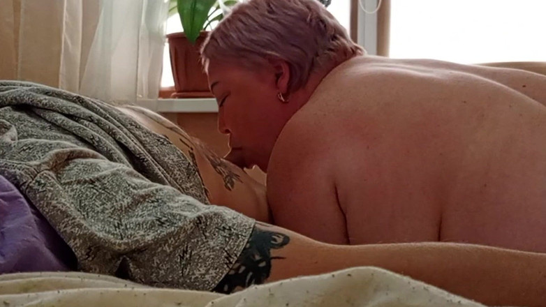 Zona901: Madrastra chupa polla mientras esposa está en el trabajo