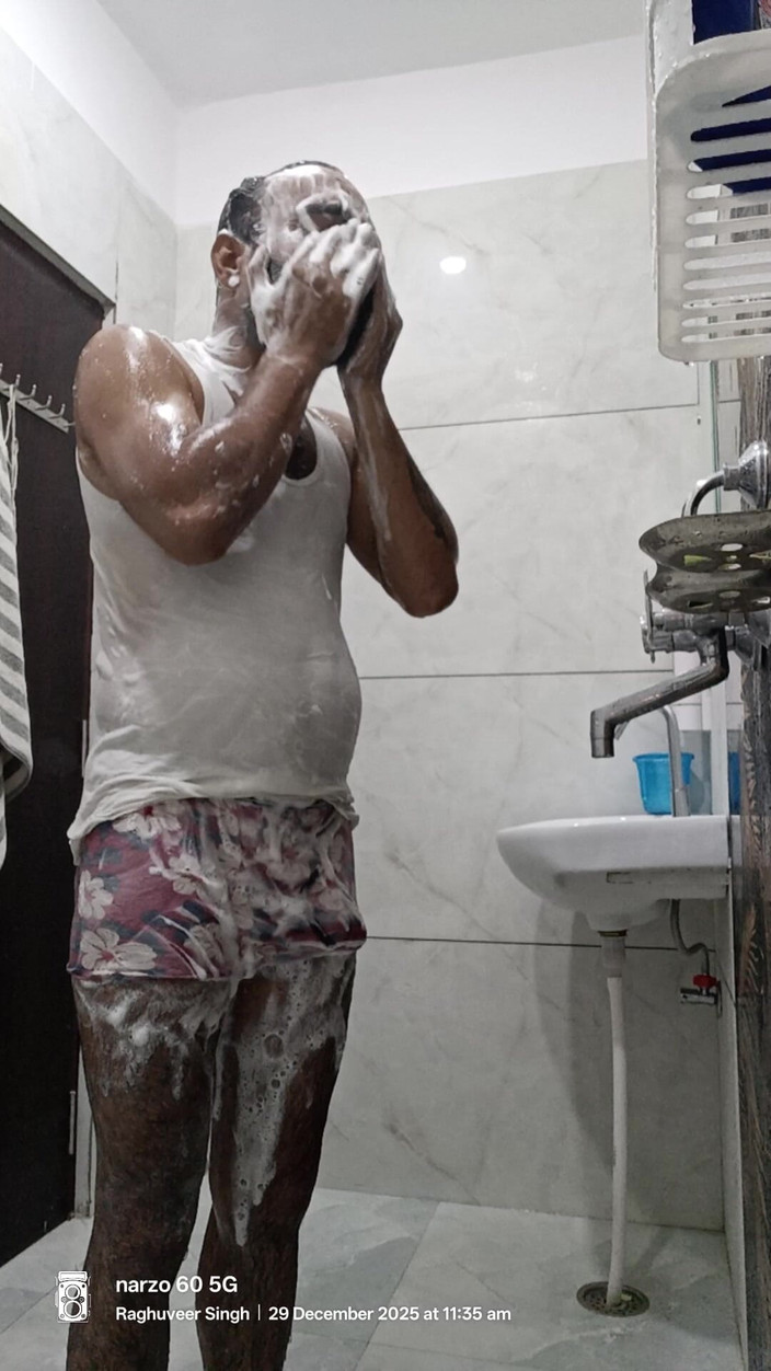 Rajasthani-old-lover: Man geniet van een douche