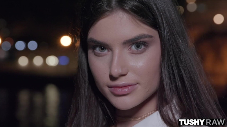 Tushyraw: Tushyraw - brunetă sexy se deschide ca o profesionistă