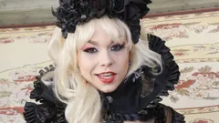382 Rebeka nera bionda gotica masturbazione