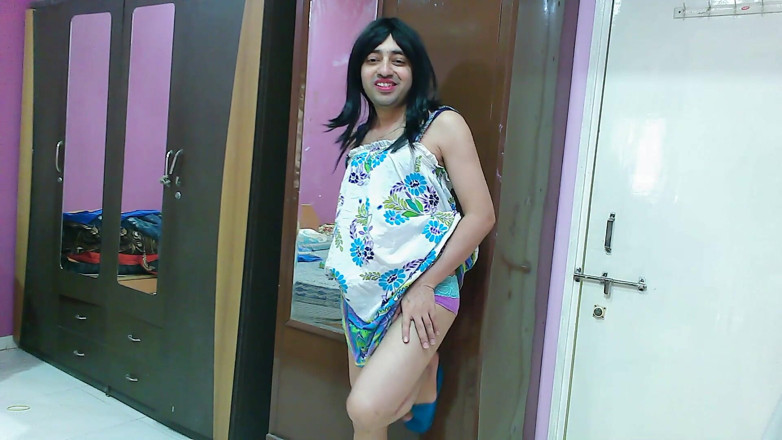 Cute & Nude Crossdresser: La dolce sissy travestita femboy sweet lecca-lecca, piscio, bere e...