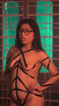 Fată drăguță indiană se fute cu directorul programului după antrenament! Sex incitant