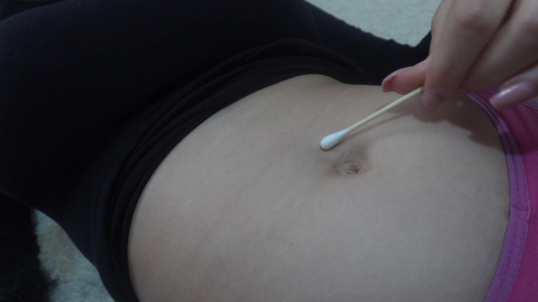 AmayaMori: Latina stiefzus maakt de navel schoon met een wattenstaaf en...