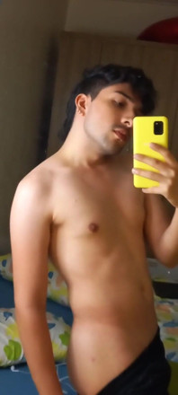 Curious Heterosexual Sending Nude Photos to His Gay Friend
