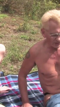 Vecchio e giovane tabù all'aperto culo e figa scopano con la bionda carina
