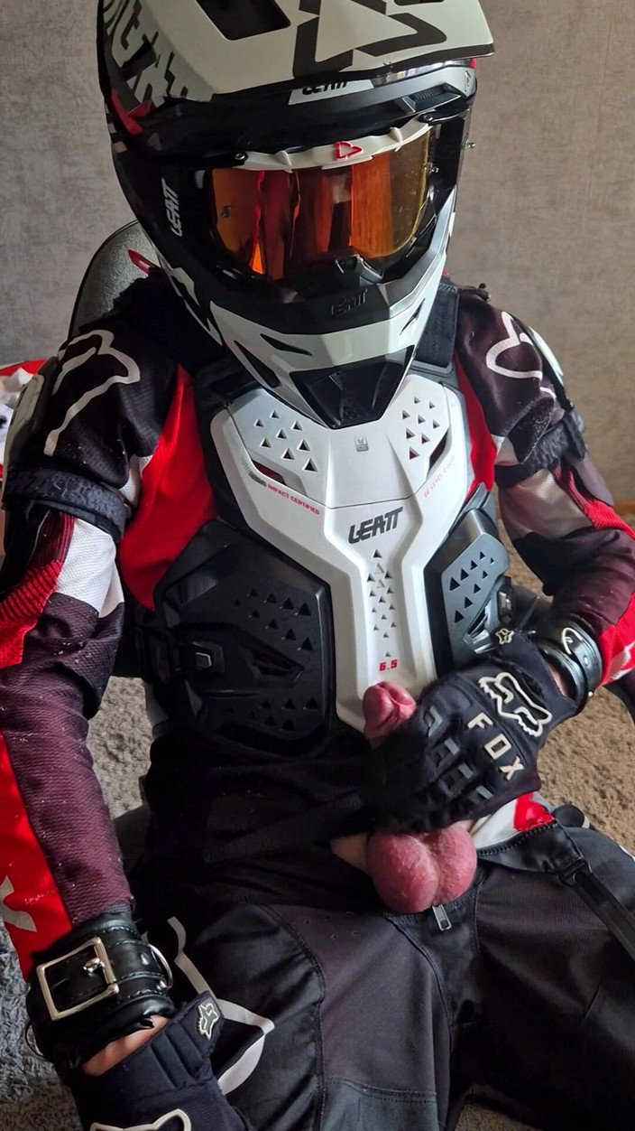 Sneakersmax98: Le gentil motard a été enfermé pendant 6 jours