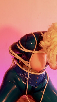 Latexové otroctví submisivní milfky s roubíkem výstřední útěk