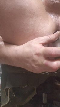 Randy roades spalanca il suo culo sexy mentre la moglie è a letto
