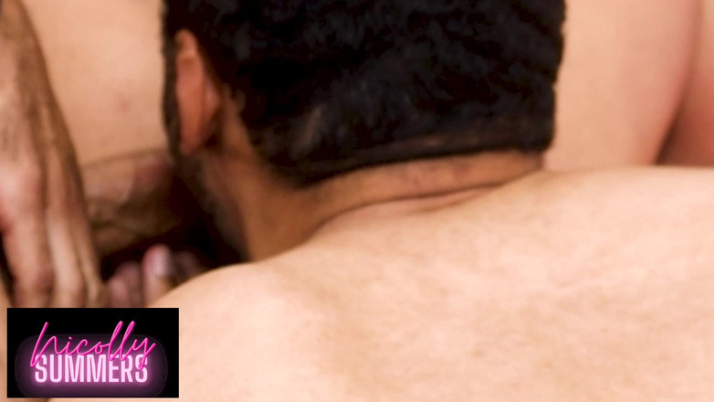 Nicolly Summers: Sie füllten meinen Arsch mit Erdbeeren und brachten mich dazu,...