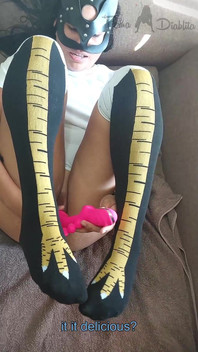 Menina Mascarada Se Diverte Dando Prazer a Sua Buceta Raspada Com Seu Brinquedo