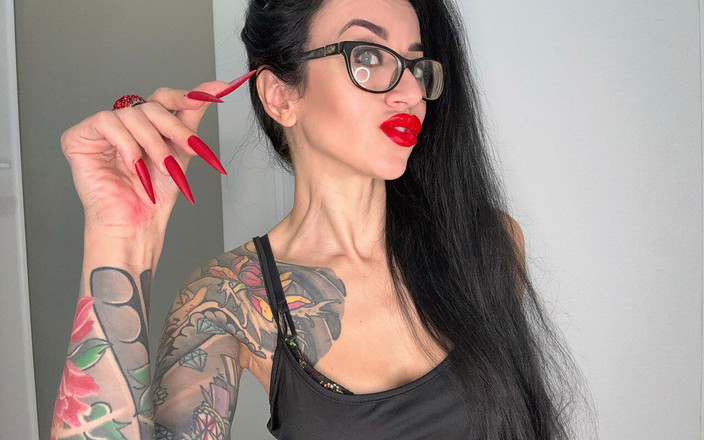 Julia domaina: Jolok Jari, Jari Panjang Dengan Kuku Panjang Warna Merah, Sawit...