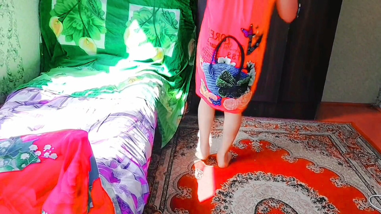 Kitty_Cross: Seksowny Femboy powoli się rozbiera, patrząc prosto na ciebie