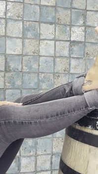 Valeria si cewek bertopeng lagi asik jilat pantat bahenolnya di tong kayu