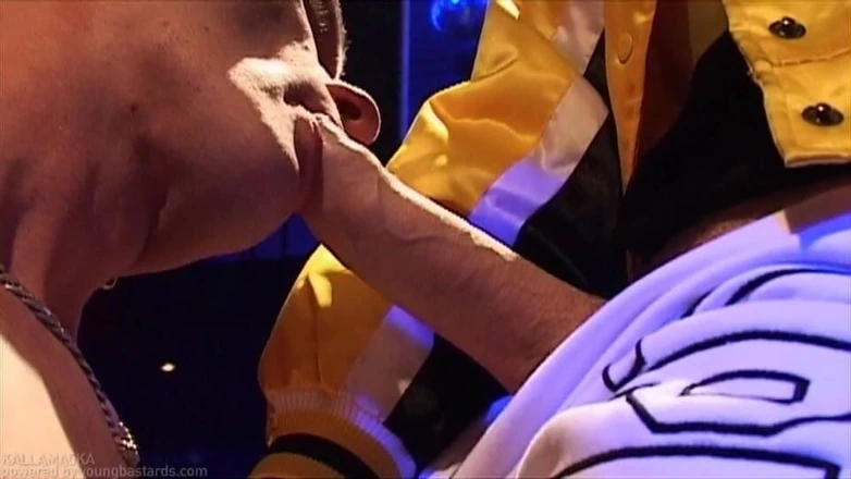 Young Bastards: Peto Coast se fute cu Basti Winkler - În direct pe scenă