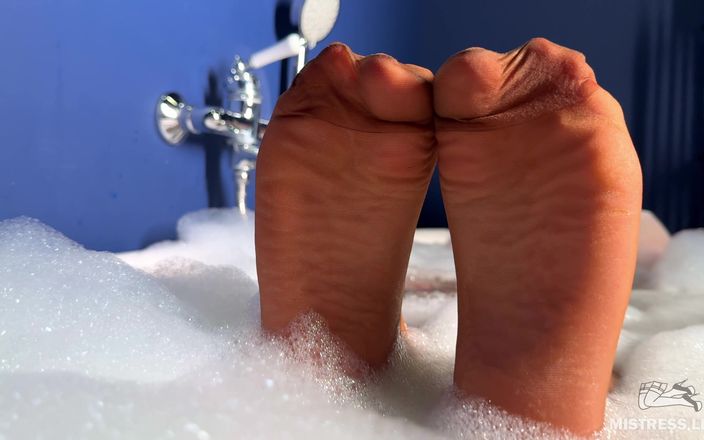 Mistress Legs: Köpük banyosunda sahibenin naylon ayaklarını çiziyor