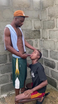 Twinks hausa oğlan her nasılsa sikilmeyi seviyor