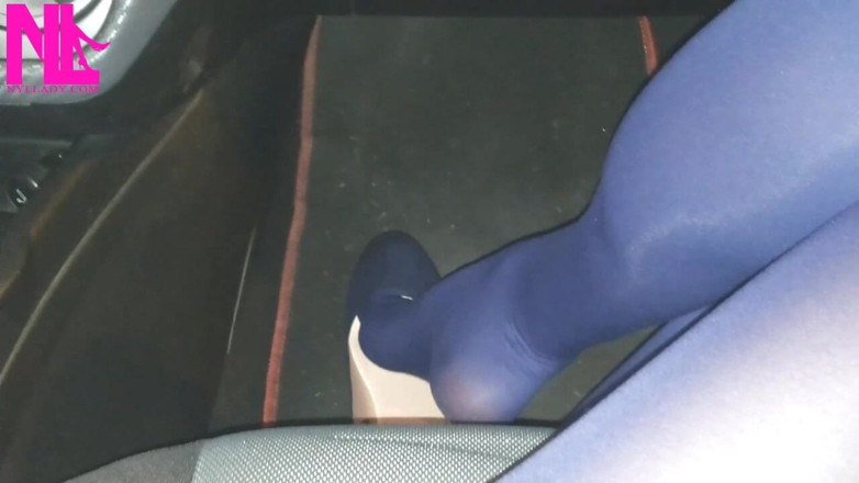 Nyllady: Colgando y jugando con zapatos en pantimedias azules y pisos...