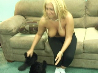 Solo Sensations: Chtivá blondýnka dělá sexy striptýz a ukazuje svou oholenou kundičku