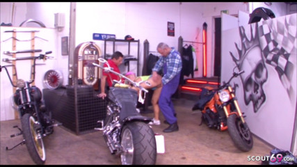 Full porn collection: Německý motocyklový mechanici nechali nadržené blonďaté zákaznice vykompenzovat šukáním