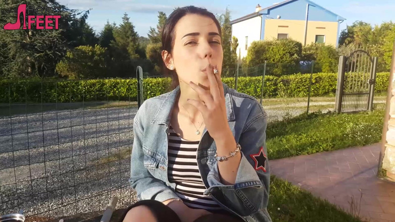 Smokin Fetish: Petra kouří své ciggarete venku