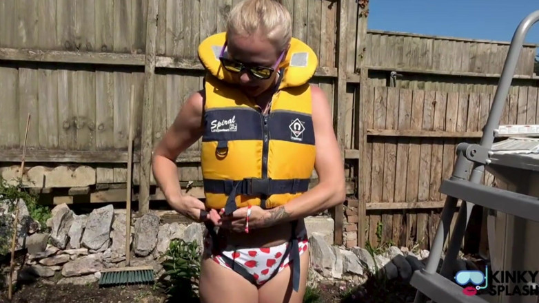 UKCuteGirl Lucy Lauren: Enge rettungsjacke necken - bikini-balz im pool