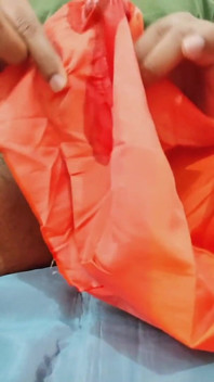 Porno cu labă cu mătase satinată - costum portocaliu mătăsos din satin Se freacă pe capul pulei 85