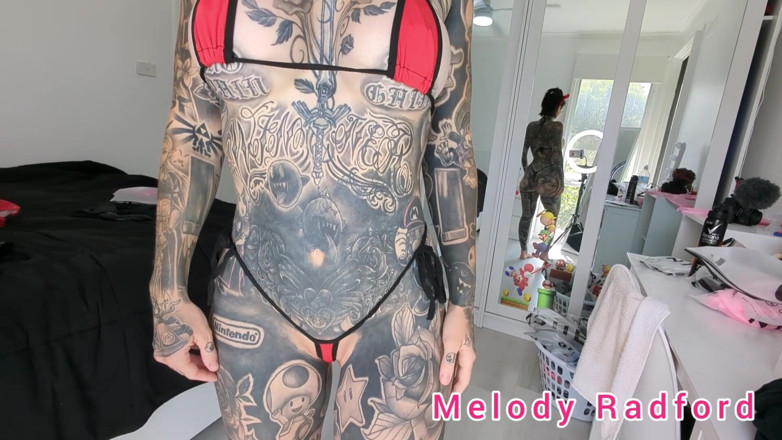 Melody Radford: Bikini mikro kulit merah jambu dan bunny ears cuba haul...