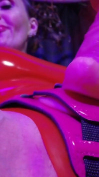 Roodrubberen dominatrix Eva latex femdom bdsm solo voorbinddildo speelt grote kont rijpe fetisj hete sexy
