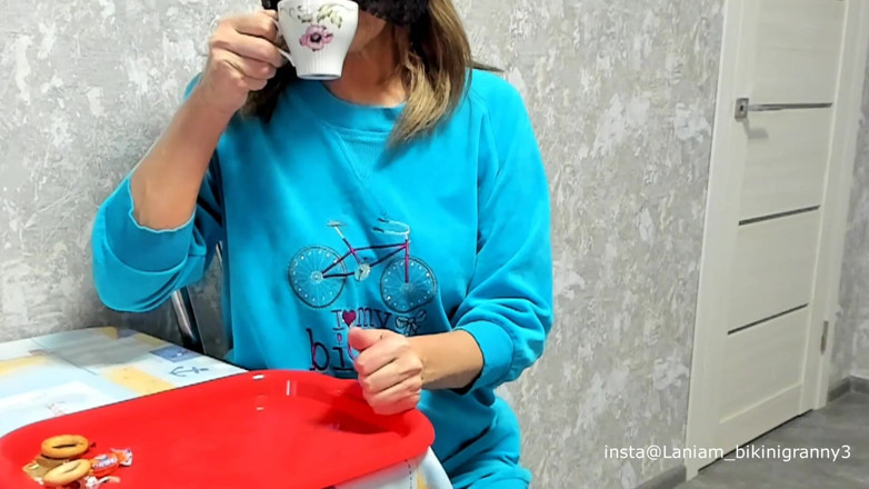 Ladyloveyoung60: Old lady blowjob handjob cum in coffee food fetish