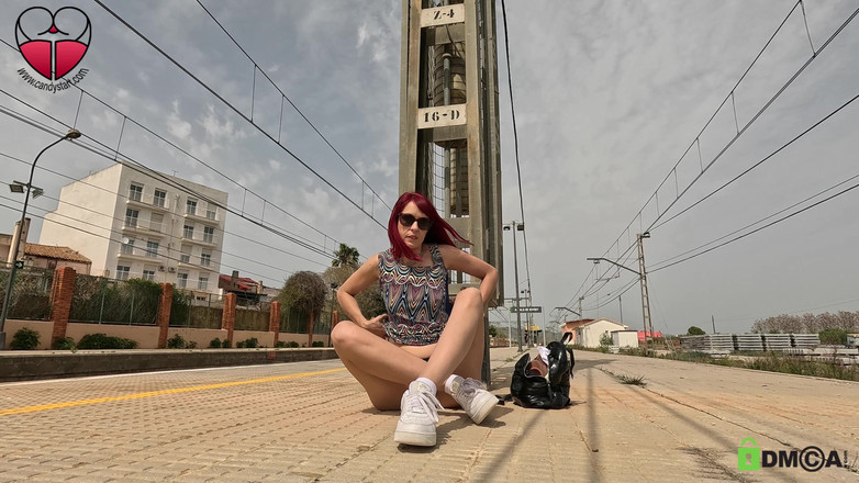 Candystart Videos: Ризикована мастурбація на вокзалі