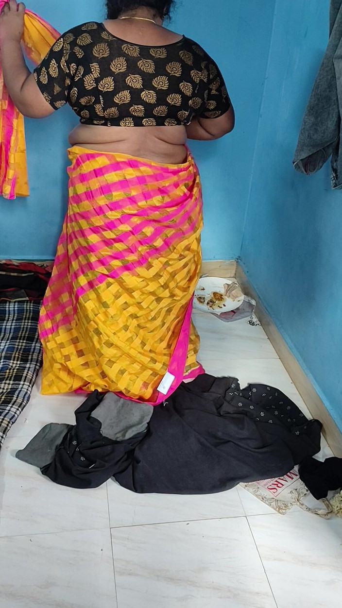 Tamil lesbian: Nói chuyện nóng bỏng và mặc váy