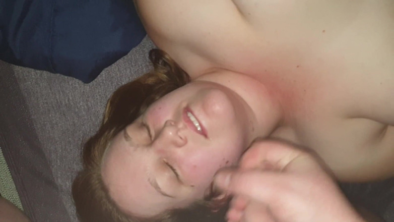 BBW Beth: BBW Beth šukání robertkem a výstřik na obličej