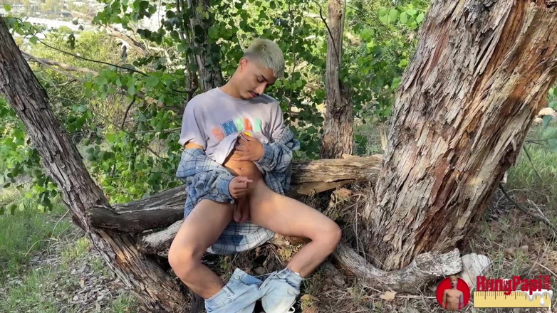 Hung Papi: Chudy Twink szarpie ciosy Ogromny ładunek publiczny złapany