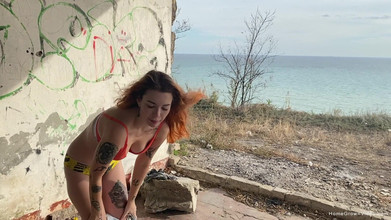Homegrown Outdoor Sex: Kate dicrot sperma di luar ruangan di pinggir pantai
