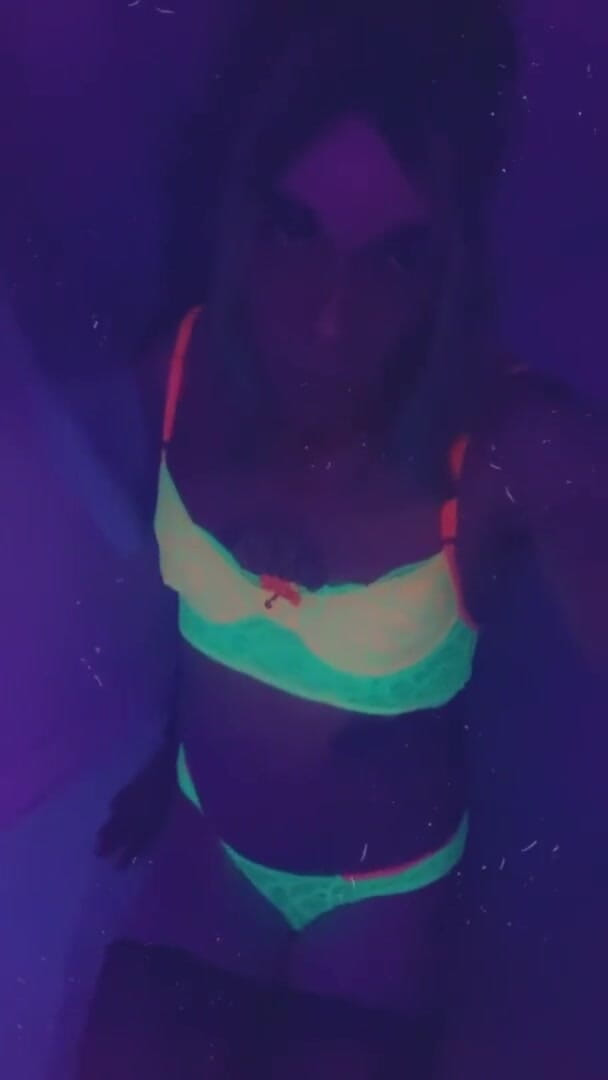 CarmenMelatonin: Chica fiestona sexy quiere jugar en lencería