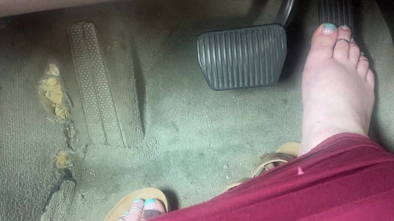 BellaBlast: Mengepam pedal dalam sandal - memandu dengan satu kaki pada gas...