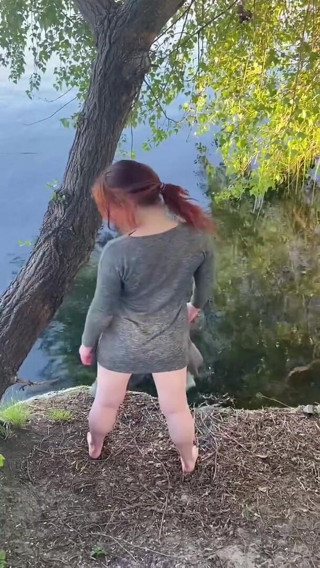 Elena917: Humillación en baño al aire libre